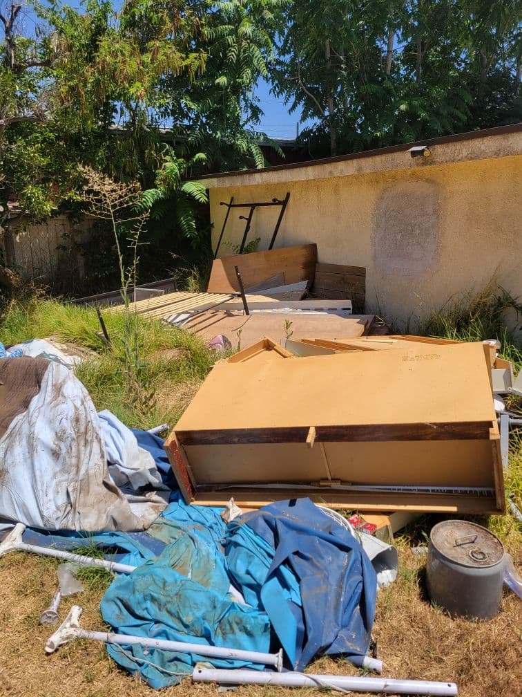 Efficient Yard Clean-Up and Decluttering Service image